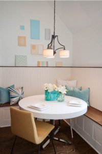 Office con friso de madera y bancada corrida