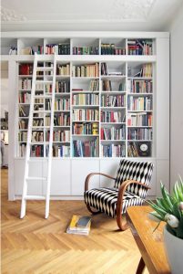Librería lacada a medida con puertas bajas
