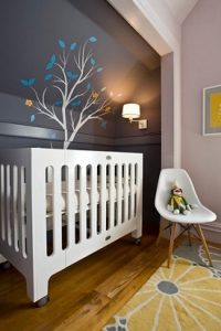 Habitación de bebé en gris con vinilo