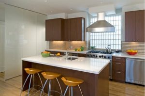 Cocina reformada con hueco de ventana de pavés