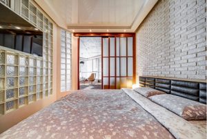 Dormitorio de loft con paredes de pavés