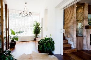 Recibidor con gran muro de pavés