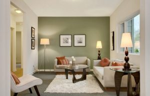 Salón con pared pintada en verde oliva