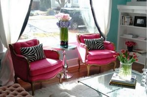 Pareja de sillones clásicos retapizados con terciopelo fucsia