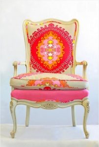 Sillón clásico tapizado con una combinación de tapicerías