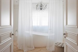 Visillos rodeando una bañera exenta