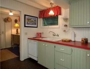Ventana de cocina vintage con bandó