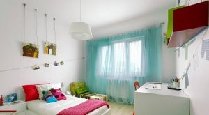 Visillos turquesa en habitación de niños